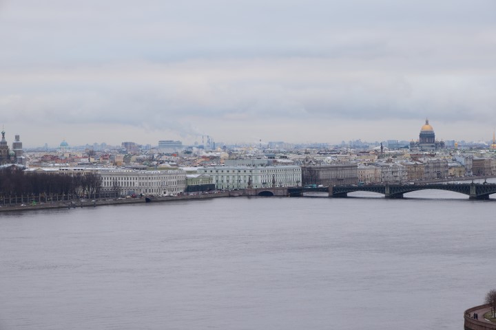 Panorama du fleuve Saint Petersbourg, la Neva, avec le pont du Palais et les palais historiques sous un ciel couvert