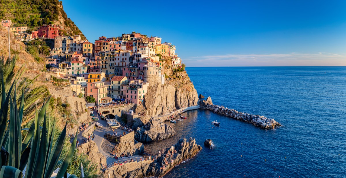 Magnifique panorama sur le village coloré de Manarola pour inspirer votre road trip en Italie du Nord.
