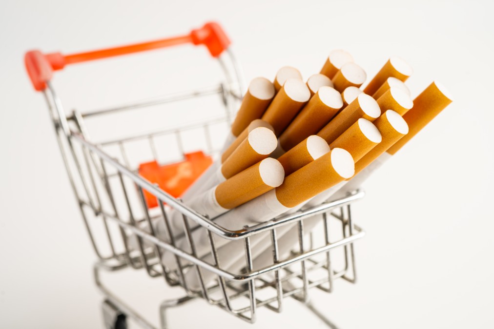 Chariot de supermarché rempli de cigarettes illustrant les quotas légaux du prix tabac espagne.