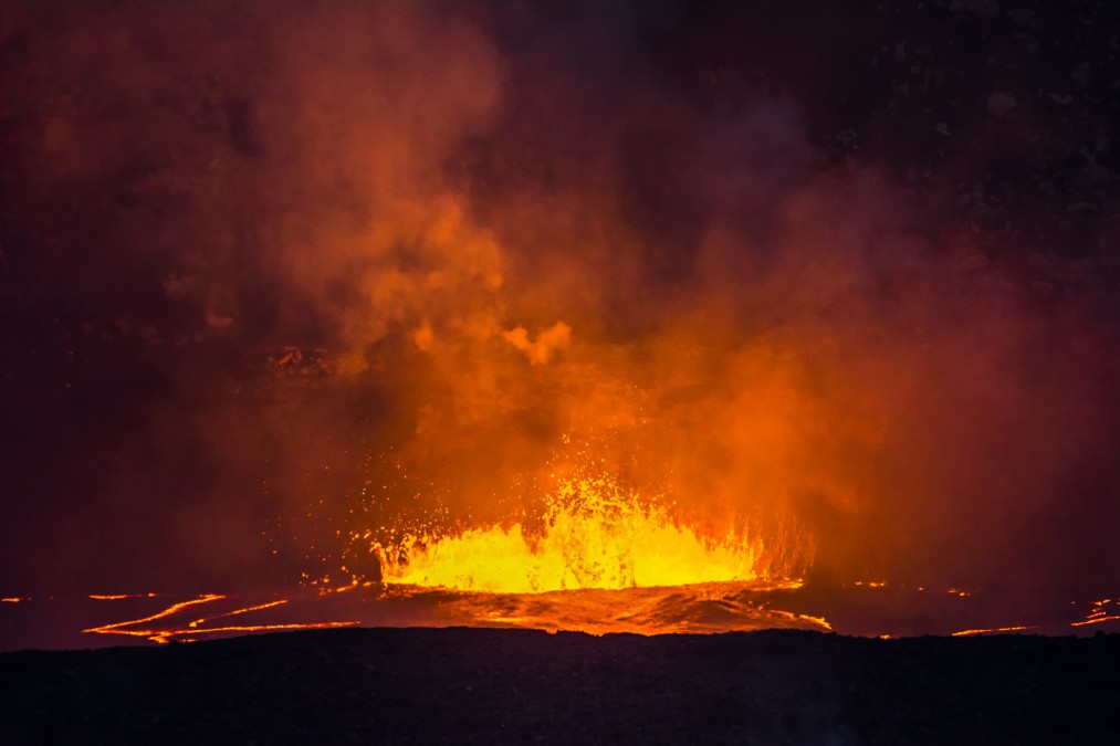 Éruption nocturne incandescente du Piton de la Fournaise, l'un des plus impressionnants sites naturels La Réunion.