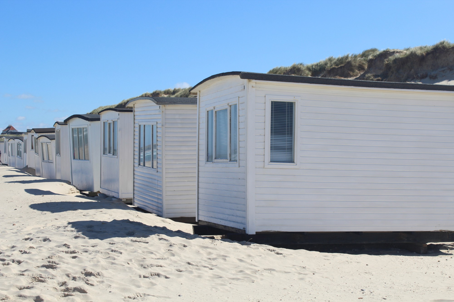 rangée de mobile home sur une plage en plein été