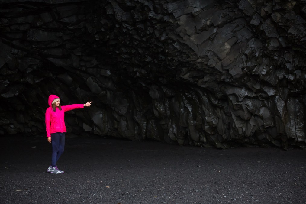 Explorateur dans les entrailles d'un tunnel de lave, l'un des sites naturels La Réunion les plus insolites.
