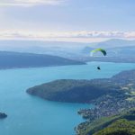 Vue aérienne exceptionnelle lors d'un baptême de parapente en Haute-Savoie au-dessus du lac d'Annecy.