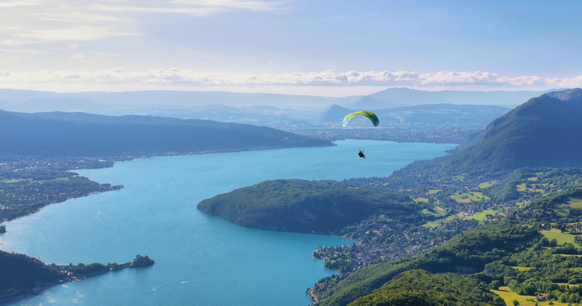 Vue aérienne exceptionnelle lors d'un baptême de parapente en Haute-Savoie au-dessus du lac d'Annecy.