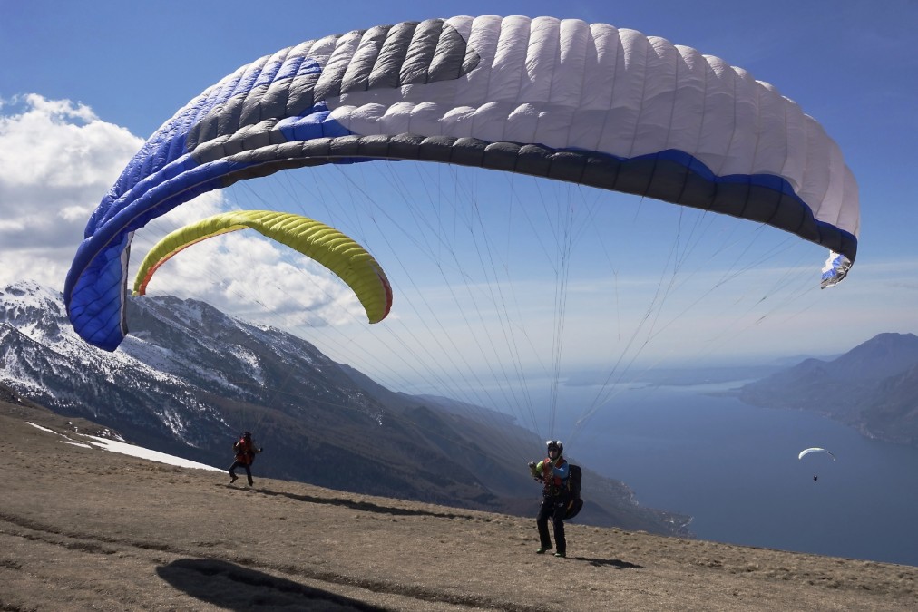 Parapentistes au décollage du Col de la Forclaz pour un baptême au-dessus du lac d'Annecy en Haute-Savoie.