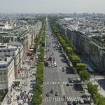 Vue panoramique de la célèbre avenue parisienne, idéale pour préparer son shopping Champs-Élysées.
