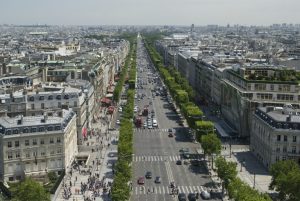Vue panoramique de la célèbre avenue parisienne, idéale pour préparer son shopping Champs-Élysées.
