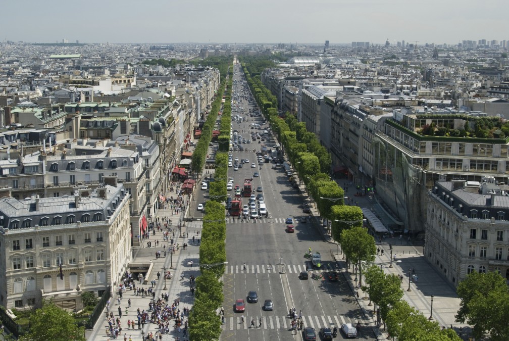 Vue panoramique de la célèbre avenue parisienne, idéale pour préparer son shopping Champs-Élysées.